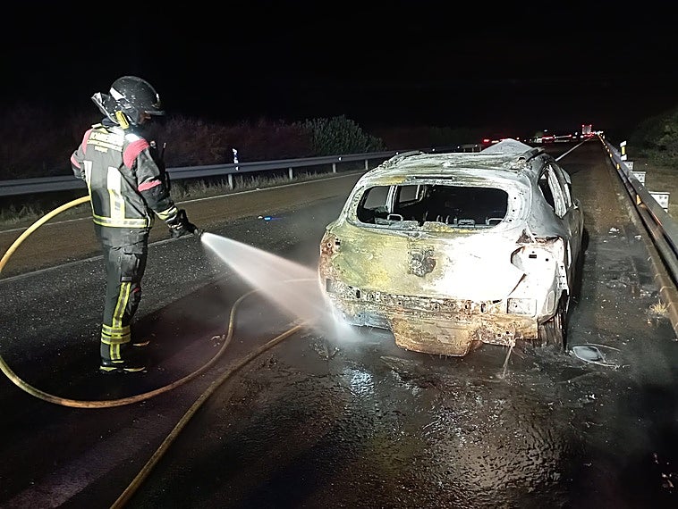 Arde un coche en la A-66 a la altura de Almendralejo y provoca retenciones de hasta dos kilómetros